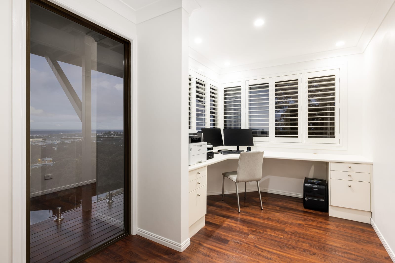 Uninterrupted 180° Panoramic Ocean-to-Hinterland Views