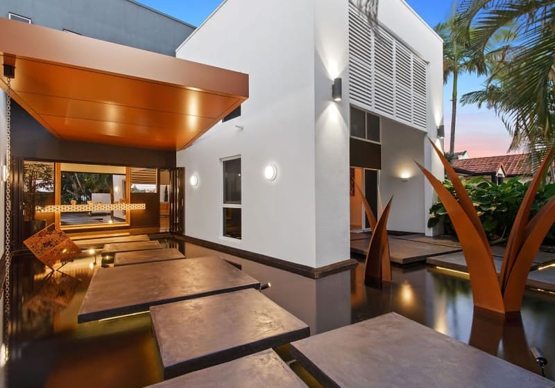 Grand Waterfront Entertainer!