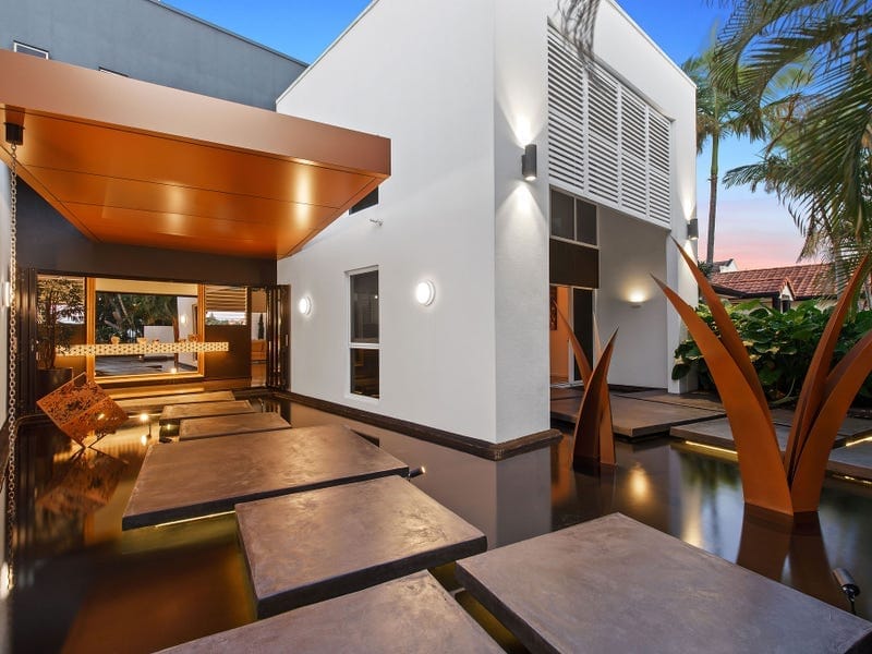 Grand Waterfront Entertainer!