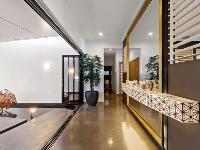Grand Waterfront Entertainer!