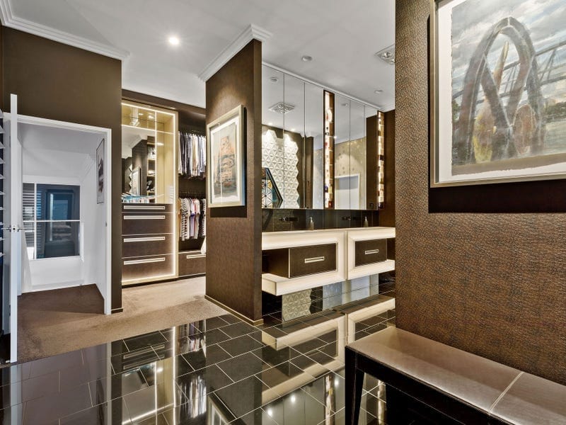 Grand Waterfront Entertainer!
