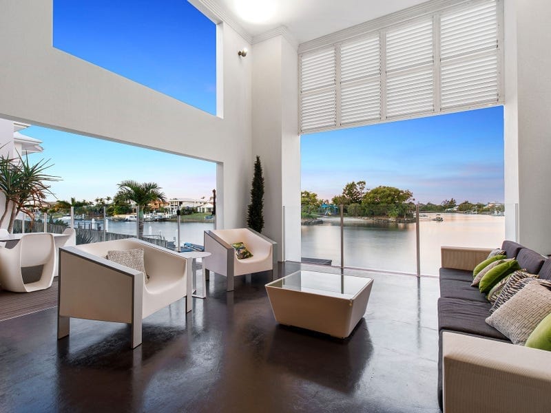 Grand Waterfront Entertainer!