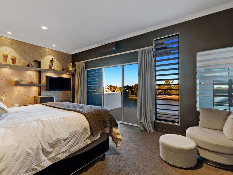 Grand Waterfront Entertainer!