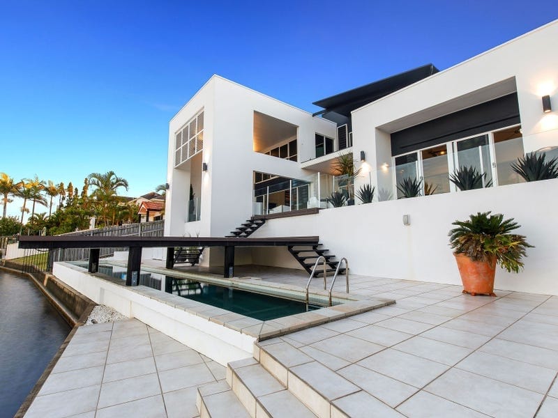 Grand Waterfront Entertainer!