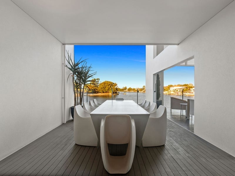 Grand Waterfront Entertainer!
