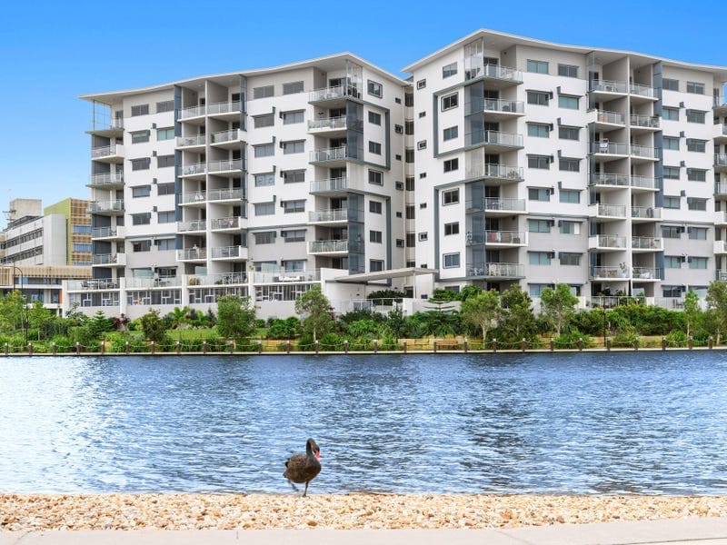 Tenanted Investment, Prime Lakefront!