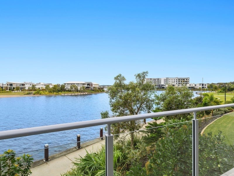 Tenanted Investment, Prime Lakefront!