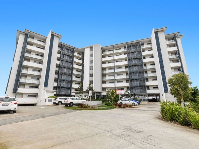 Tenanted Investment, Prime Lakefront!