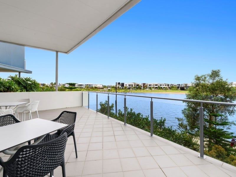 Tenanted Investment, Prime Lakefront!