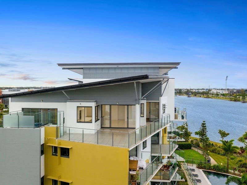 Luxurious Penthouse lake-front living in the heart of Birtinya