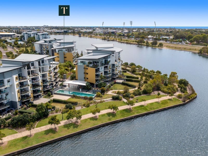 Luxurious Penthouse lake-front living in the heart of Birtinya