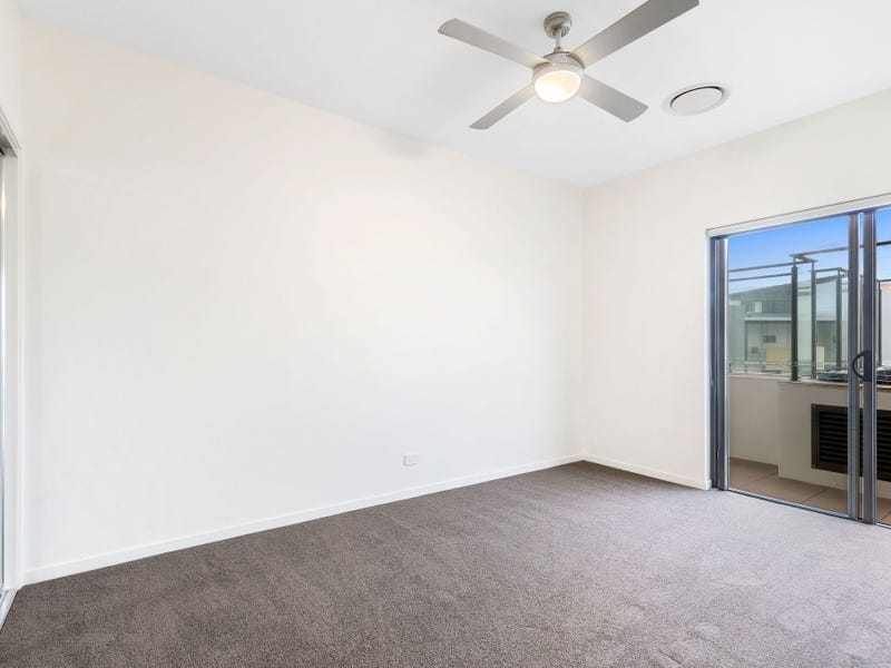 Luxurious Penthouse lake-front living in the heart of Birtinya