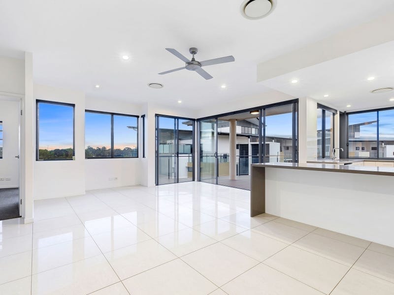 Luxurious Penthouse lake-front living in the heart of Birtinya
