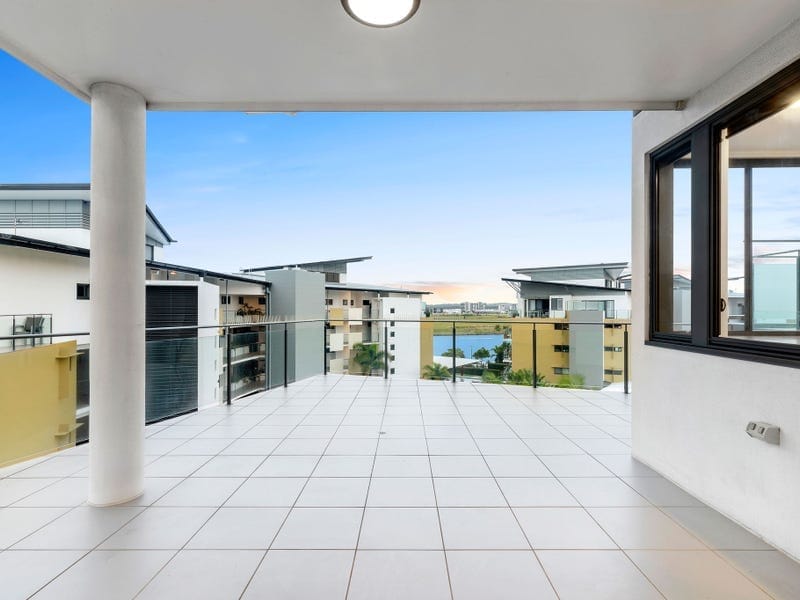 Luxurious Penthouse lake-front living in the heart of Birtinya