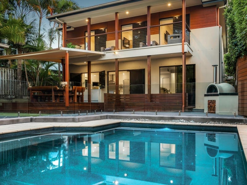 Private Entertainers’ Haven Located Metres from the Beach