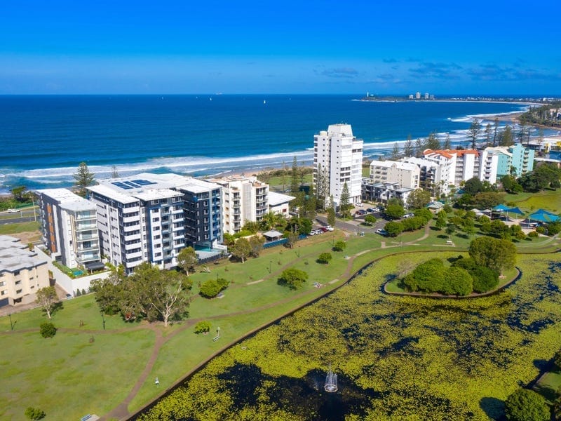 Penthouse Splendour: Views, Luxury, Location!