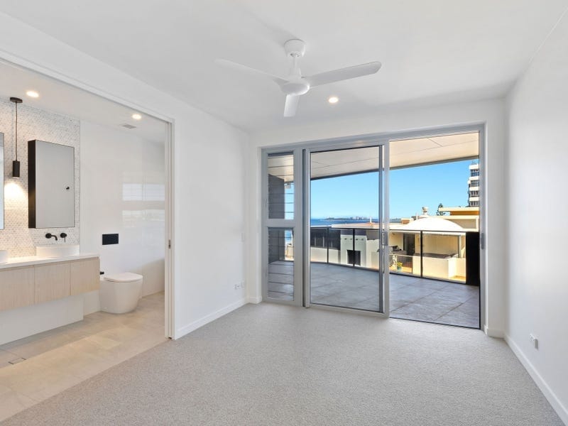 Penthouse Splendour: Views, Luxury, Location!