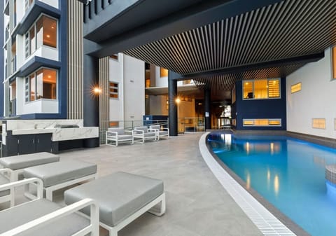 Penthouse Splendour: Views, Luxury, Location!
