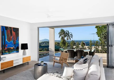 North Facing, 180° Views!