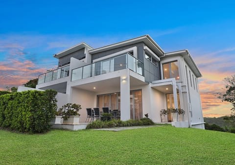 North Facing, 180° Views!
